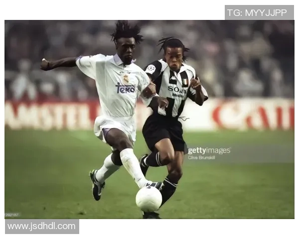 戴维斯与西多夫的巅峰对决谁能在足球历史上留下更深刻的印记