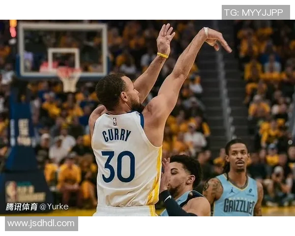 勇士与灰熊季后赛第六场激战回顾与精彩瞬间分析